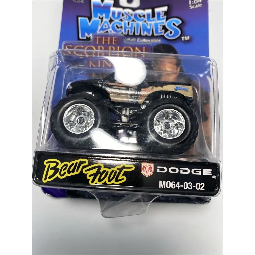Muscle Machines‎ THE SCORPION KING Bear Foot Dodge monster truck 1:64 Scale